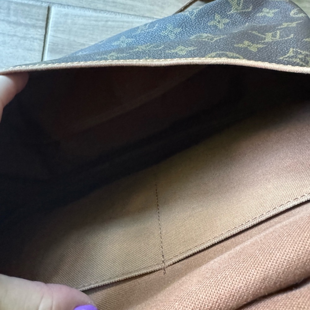 Louis Vuitton Monogram Canvas Messenger Bag with Tan Leather Trim - Picture 4 of 8